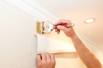 Pose de papier peint à la Roche-Jaudy — revêtements muraux et toiles de verre